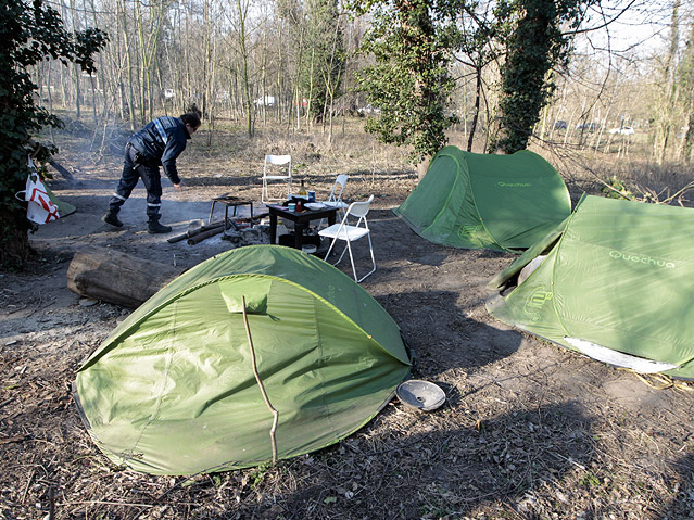 © Reuters/Charles Platiau Ein Mitarbeiter des Zivilschutz sieht nach Obdachlosen in Zelten in einem Park in Paris