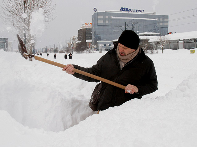 © AP/Amel Emric Mann beim Schneeschaufeln in Sarajevo
