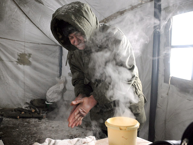 © APA/EPA/Markiian Lyseiko Obdachloser wärmt sich im zelt in Lviv, Ukraine