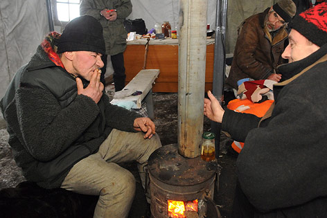 © APA/EPA/Markiian Lyseiko Obdachlose wärmen sich im Zelt in Lviv, Ukraine.