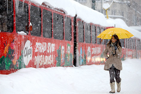 © Reuters/Dado Ruvic Frau mit Schirm im Schnee in Sarajewo