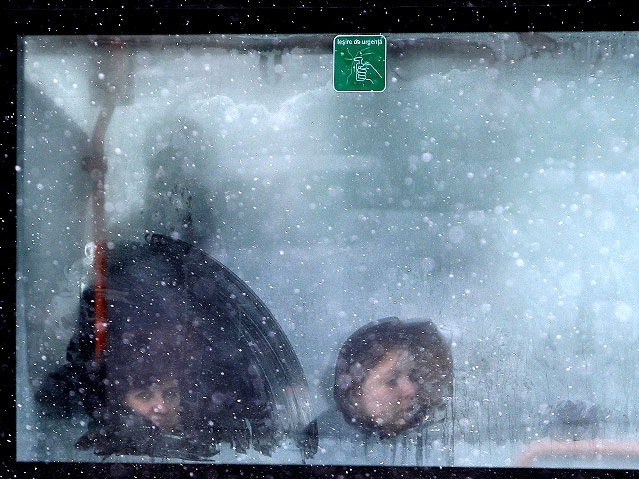© APA/EPA/Robert Ghement Menschen hinter einer Busscheibe