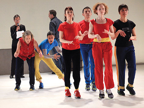 Yvonne Rainer mit Tänzerinnen