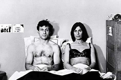 Ivan und Yvonne Rainer 1976 in der Produktion "Kristina Talking Pictures" in einem Bett