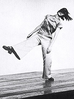 Yvonne Rainer 1973 bei der Performance Trio A