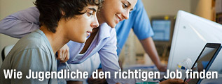 Jugendliche vor einem Laptop