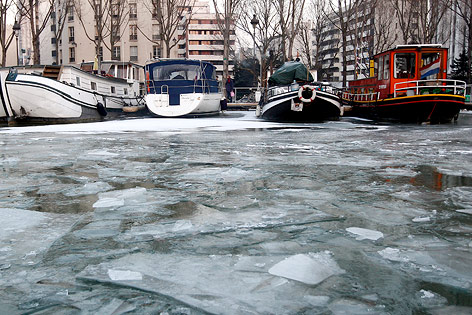 Gefrorener La Villette Kanal in Paris