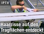 Arbeiter an einer Tragfläche