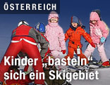 Skilehrer mit mehreren Kindern auf der Piste