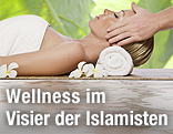 Frau wird an der Stirn massiert