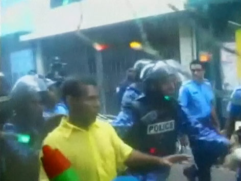 © EBU Ex-Präsident Mohamed Nasheed und Polizisten