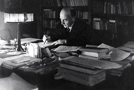 © picturedesk.com/Interfoto/Friedrich Robert Musil an einem Schreibtisch voller Unterlagen und Bücher