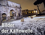 Der verschneite Konstantinsbogen, im Hintergrund das Kolosseum