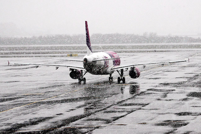 Flugzeug der ungarischen Airline "Wizz Air" fährt auf der eisigen Rollbahn am Fiumicino-Flughafen in der Nähe von Rom