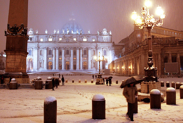 Schneefall über den Petersplatz