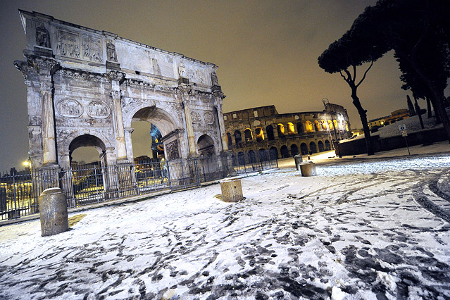Der verschneite Konstantinsbogen, im Hintergrund das Kolosseum