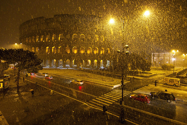 Schneegestöber vor dem Kolosseum in Rom