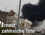 rauchwolken nach einem Bombeneinschlag in der Nähe von Homs
