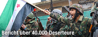 Syrische Soldaten mit Flagge der Revolution und Gewehren mit Rosen
