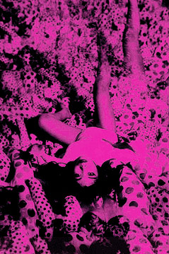 © Yayoi Kusama und Yayoi Kusama Studios Inc. Eine Fotografie in Pink aus dem Jahre 1965 zeigt Yayio Kusama