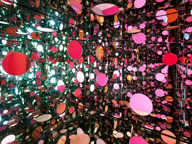 © Tate Photography Die Installation "The Passing Winter" mit hängenden, runden Farbspiegeln
