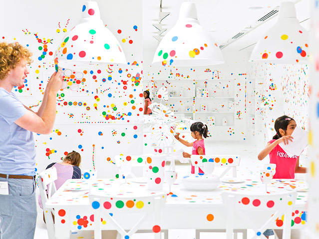 © Gallery of Modern Art, Brisbane Kinder in einem weißen Raum mit farbigen Tupfen