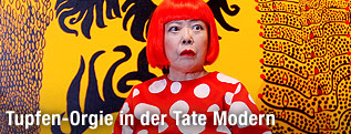 Yayoi Kusama vor einem ihrer Kunstwerke