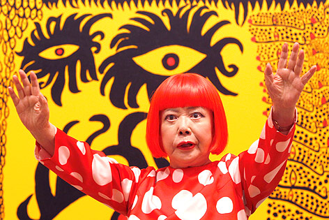 © AP/Kirsty Wigglesworth Yayoi Kusama vor einem ihrer Kunstwerke