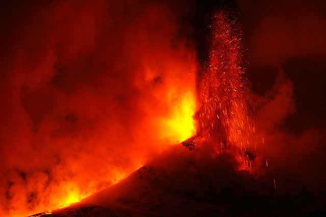 © Reuters/Antonio Parrinello Nachtaufnahme des Feuer speienden Ätna