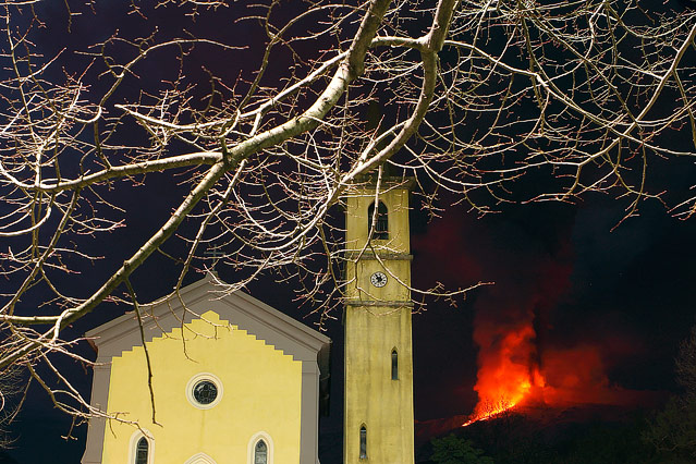© Reuters/Antonio Parrinello Nachtaufnahme des Feuer speienden Ätna
