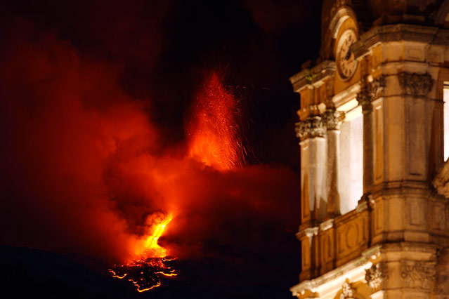 © Reuters/Antonio Parrinello Nachtaufnahme des Feuer speienden Ätna