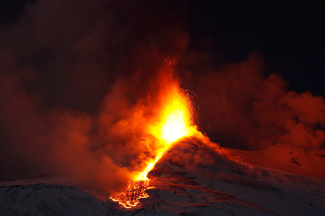 © Reuters/Antonio Parrinello Nachtaufnahme des Feuer speienden Ätna