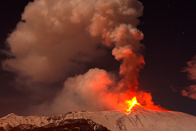 © Reuters/Antonio Parrinello Nachtaufnahme des Feuer speienden Ätna