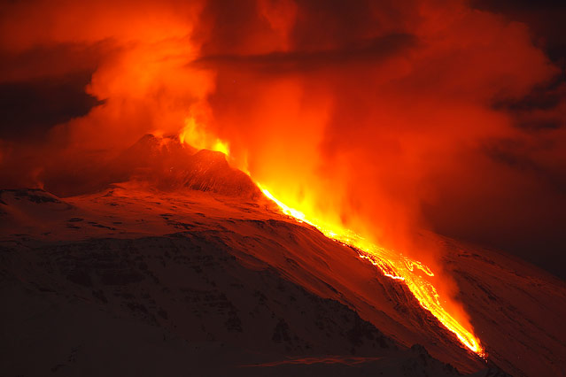 © Reuters/Antonio Parrinello Nachtaufnahme des Feuer speienden Ätna
