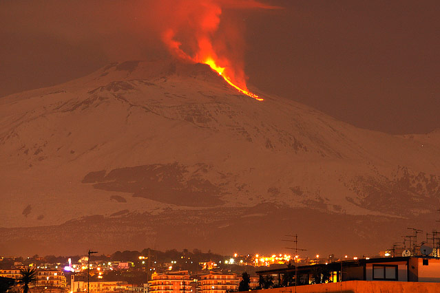 © Reuters/Antonio Parrinello Nachtaufnahme des Feuer speienden Ätna
