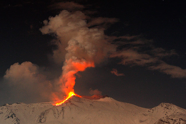 © Reuters/Antonio Parrinello Nachtaufnahme des Feuer speienden Ätna