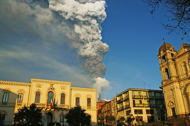 © AP/Carmelo Imbesi Blick auf eine riesige Aschewolke aus dem Stadtzentrum von Zafferana
