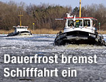Schiffe auf halb eingefrorenem Fluss