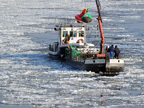 © APA/dpa/Bernd Settnik Schiff auf halb eingefrorenem Fluss