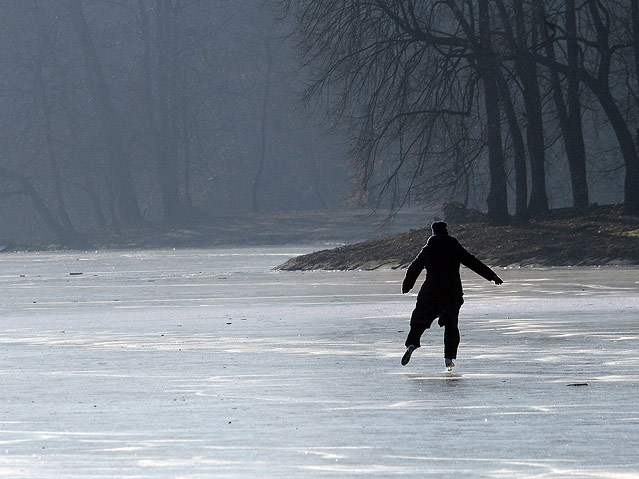 © APA/EPA/dpa/Henning Kaiser Eisläufer am Decksteiner Weiher in Köln