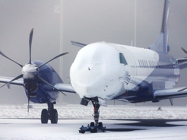 © APA/EPA/Lindsey Parnaby Zugeschneites Flugzeug in Lincolnshire