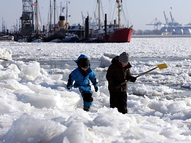 © APA/EPA/dpa/Daniel Bockwoldt Kinder spielen an der zugefrorenen Elbe in Hamburg