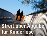 Pärchen spaziert auf der Brücke