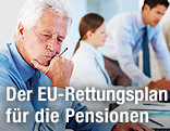 Älterer Mann am Schreibtisch