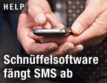 Ein Mann hält ein Handy in Händen