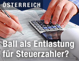 Dokumente und Taschenrechner auf einem Schreibtisch