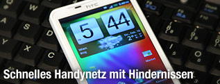 LTE-Mobiltelefon auf Laptop