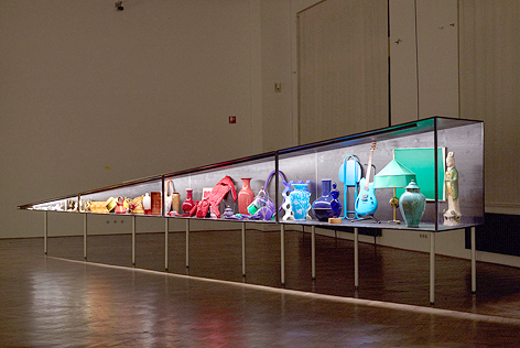 © MAK Vitrine mit Ausstellungsstücken