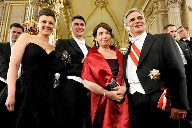 © APA/Helmut Fohringer Der kroatische Ministerpräsident Zoran Milanovic mit seiner Frau Sanja und Bundeskanzler Werner Faymann mit seiner Gemahlin Martina.