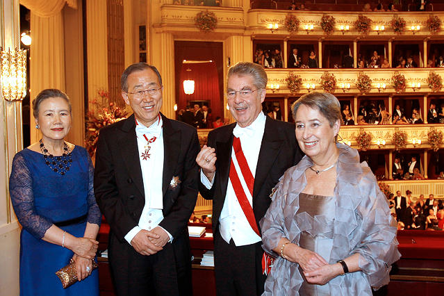 © APA/Georg Hochmuth Heinz Fischer und seine Frau Margit mit UN Generalsekretär Ban Ki-moon und seiner Frau Yoo Soon-taek